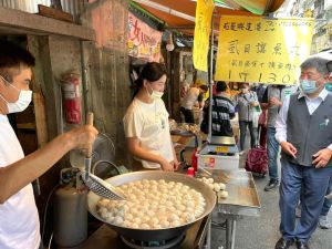 莊瑞雄 ▲莊瑞陪同黨內同志掃街拜票,總會出現替攤商顧店的有趣畫面。(圖/莊瑞雄辦公室提供)