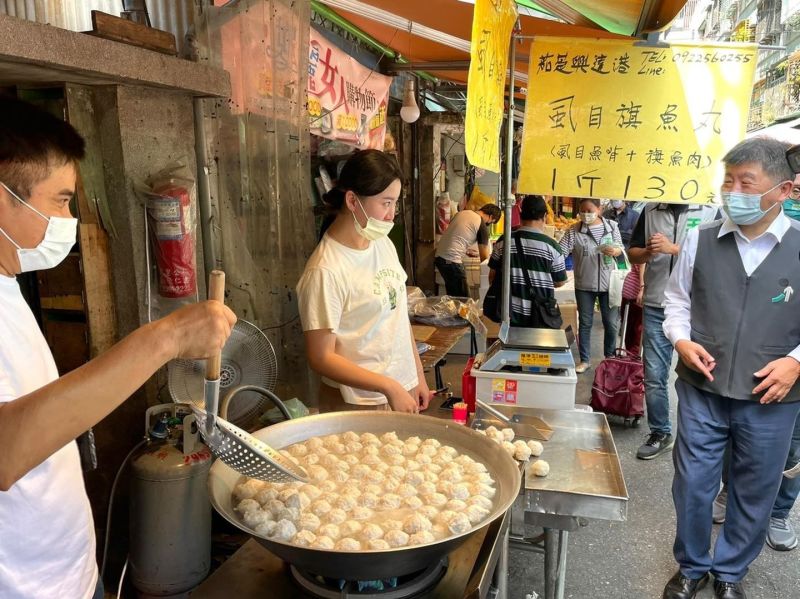 ▲莊瑞陪同黨內同志掃街拜票,總會出現替攤商顧店的有趣畫面。(圖/莊瑞雄辦公室提供)