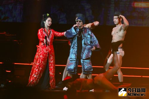 ▲黃明志出道多年首次在台北小巨蛋開唱，舉辦「大飛機世界巡迴演唱會」台北站，還請來神祕女星與陶晶瑩助陣。（圖／特約記者林柏年攝, 2023.04.01）