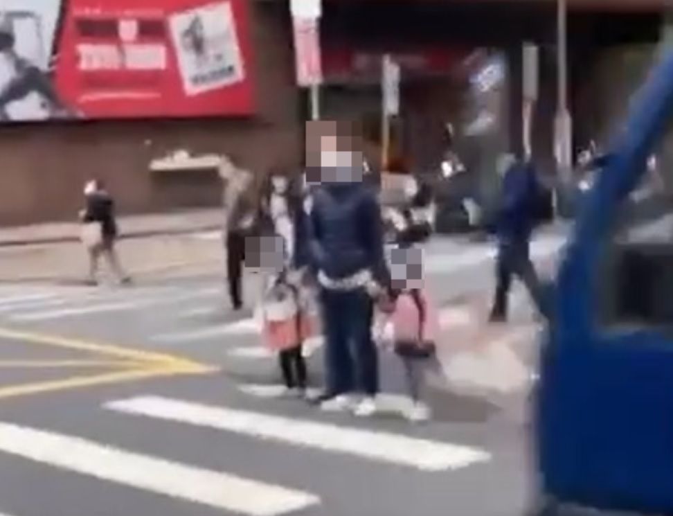 ▲母女3人準備過馬路，正義哥大吼逼停貨車，雙方一陣互嗆。（圖／翻攝爆料公社）  