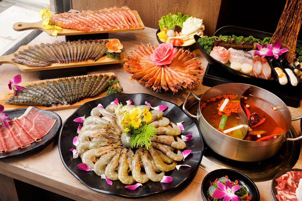 ▲馬辣火鍋重磅回歸「草莓吃到飽」，加碼延長至4/5，倒數4天趕快吃起來！另外最新4月優惠活動，身分證姓名中1字，免費升級「基隆胭脂蝦、阿拉伯藍鑽蝦、XXL東石大蛤」吃到飽。（圖／馬辣集團提供）