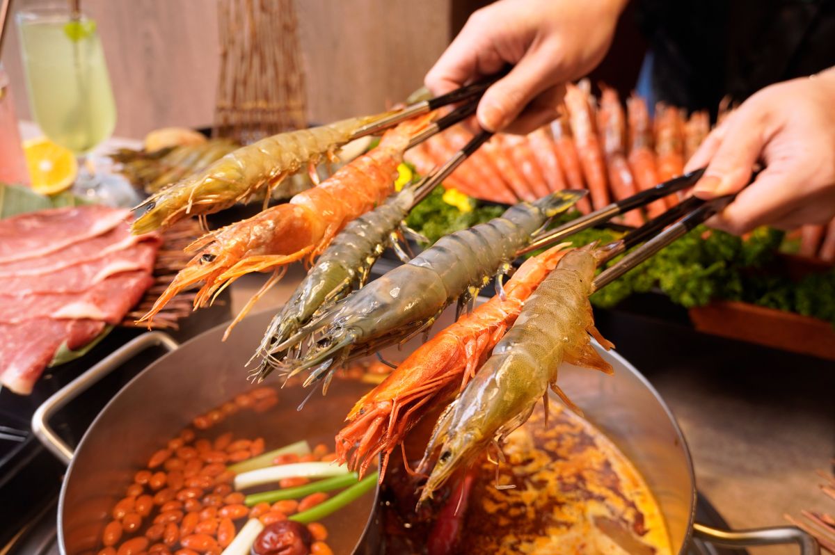 ▲9月餐廳優惠來了！身份證對中「2、8、9」任兩碼，新馬辣經典麻辣鍋、新馬辣Plus+升級胭脂蝦、藍鑽蝦吃到飽。（圖／馬辣集團提供）
