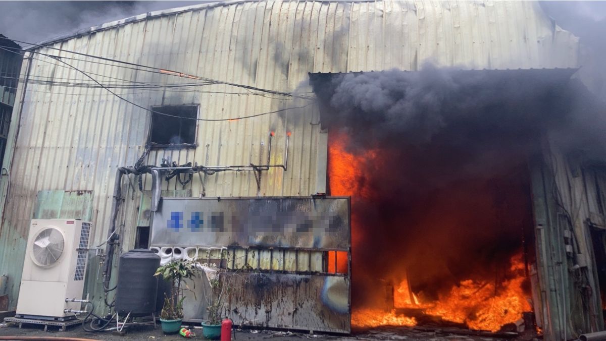 ▲新北市淡水區崁頂，一處鐵皮工廠發生大火，新北市消防局獲報後，立即派遣人車趕抵灌救。（圖／翻攝畫面）  