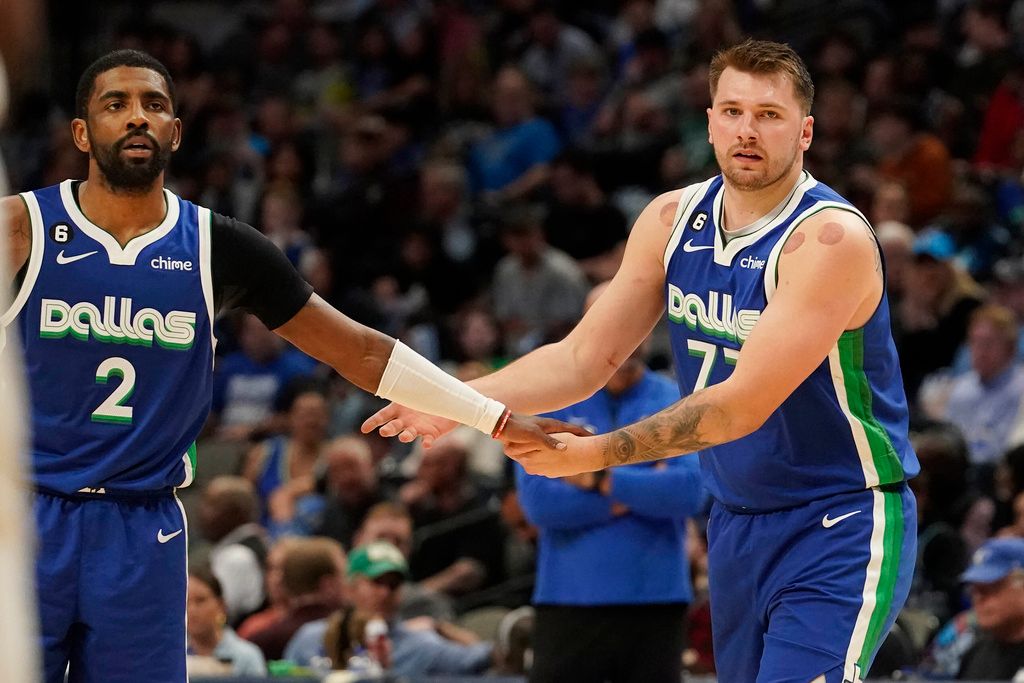 ▲Luka Doncic和Kyrie Irving搭檔的結果差強人意，下季是否能招募人手，成球迷關注的焦點。（圖／美聯社／達志影像）