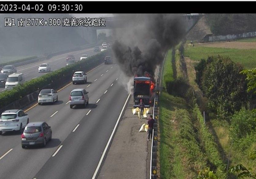 ▲國1南向277.5公里處發生小貨車起火燃燒事件，造成後方車流回堵5公里。（圖／高公局提供）