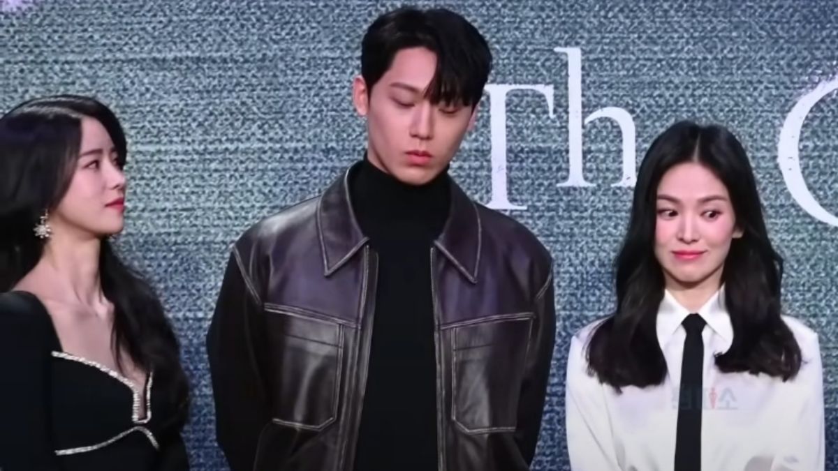 ▲宋慧喬（右）偷瞄到李到晛（中）林智妍（左）的互動後隨即憋笑，表情十分逗趣，似乎早就知道小倆口的戀情。（圖／翻攝YouTube）