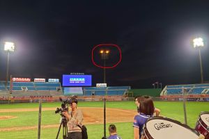 ▲樂天球場左中外野燈光突然熄滅，導致比賽暫停約15分鐘。記者林柏年攝
