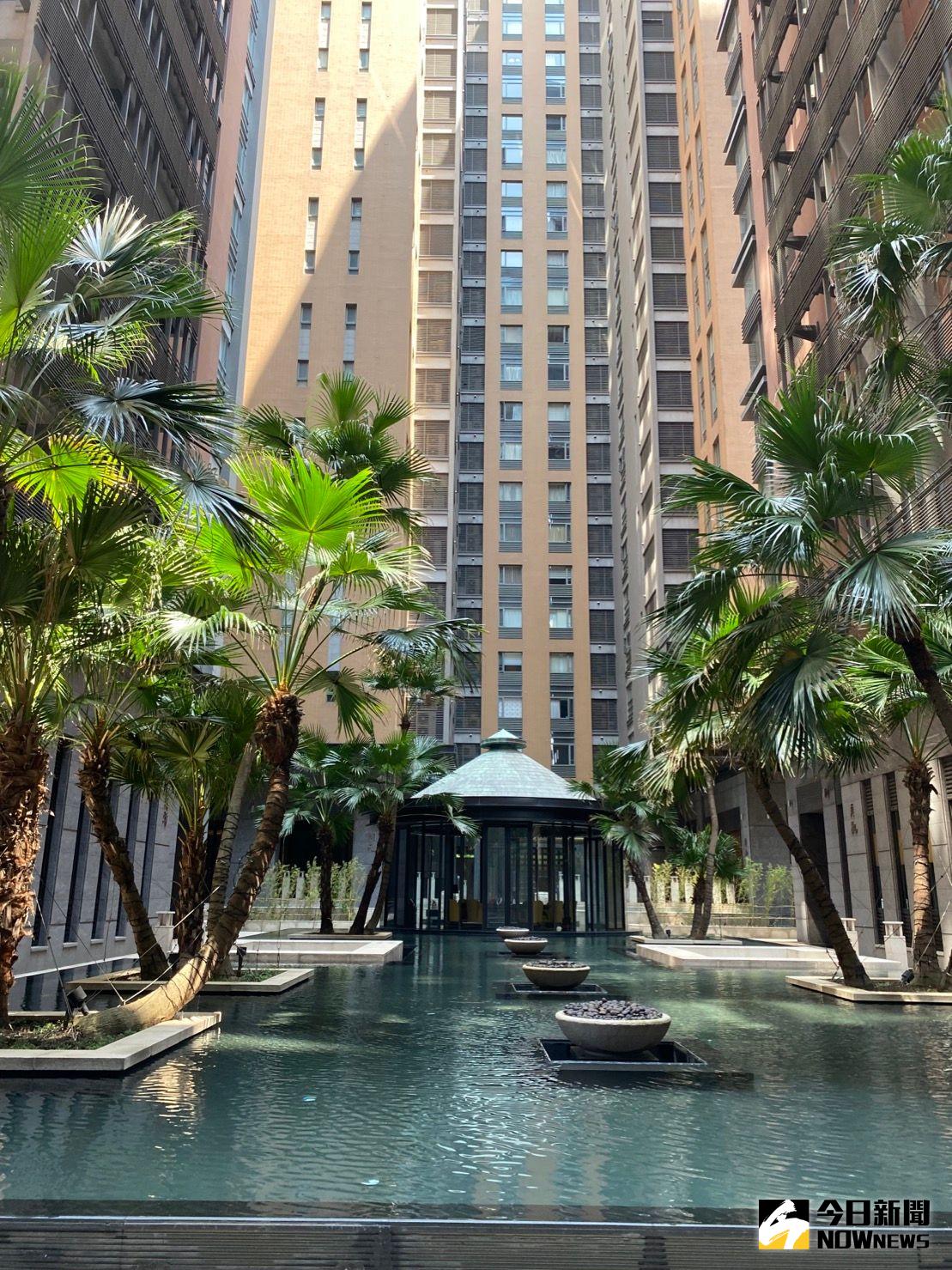 ▲台中指標豪宅鄉林皇居公設開箱，全建案仿涵碧樓興建，水景綠木扶疏。（圖／記者金武鳳攝，2023.4.2)