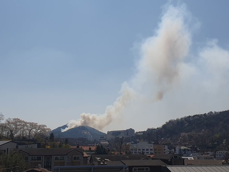 ▲韓國首爾地區發生山林大火，消防單位出動上千人力，耗費六小時才將火勢控制。（圖／翻攝自推特@nananamedia365 ）