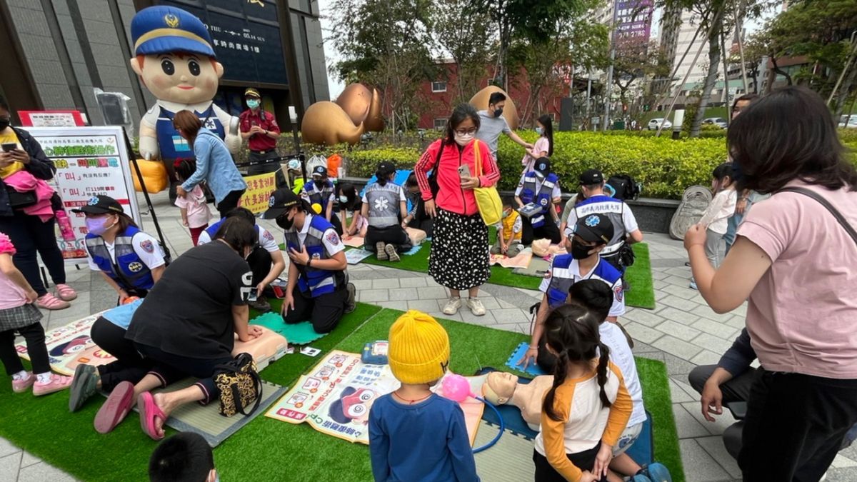 ▲義享時尚廣場連假首日規劃小小消防員體驗。（圖／ 義享時尚廣場提供）