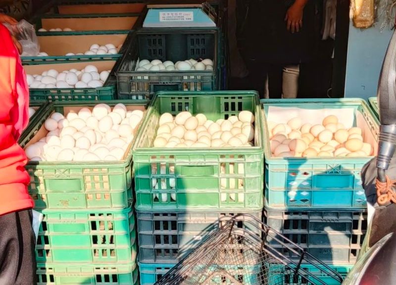 ▲網友到菜市場發現有大量的雞蛋在攤販上。（圖/爆廢公社）