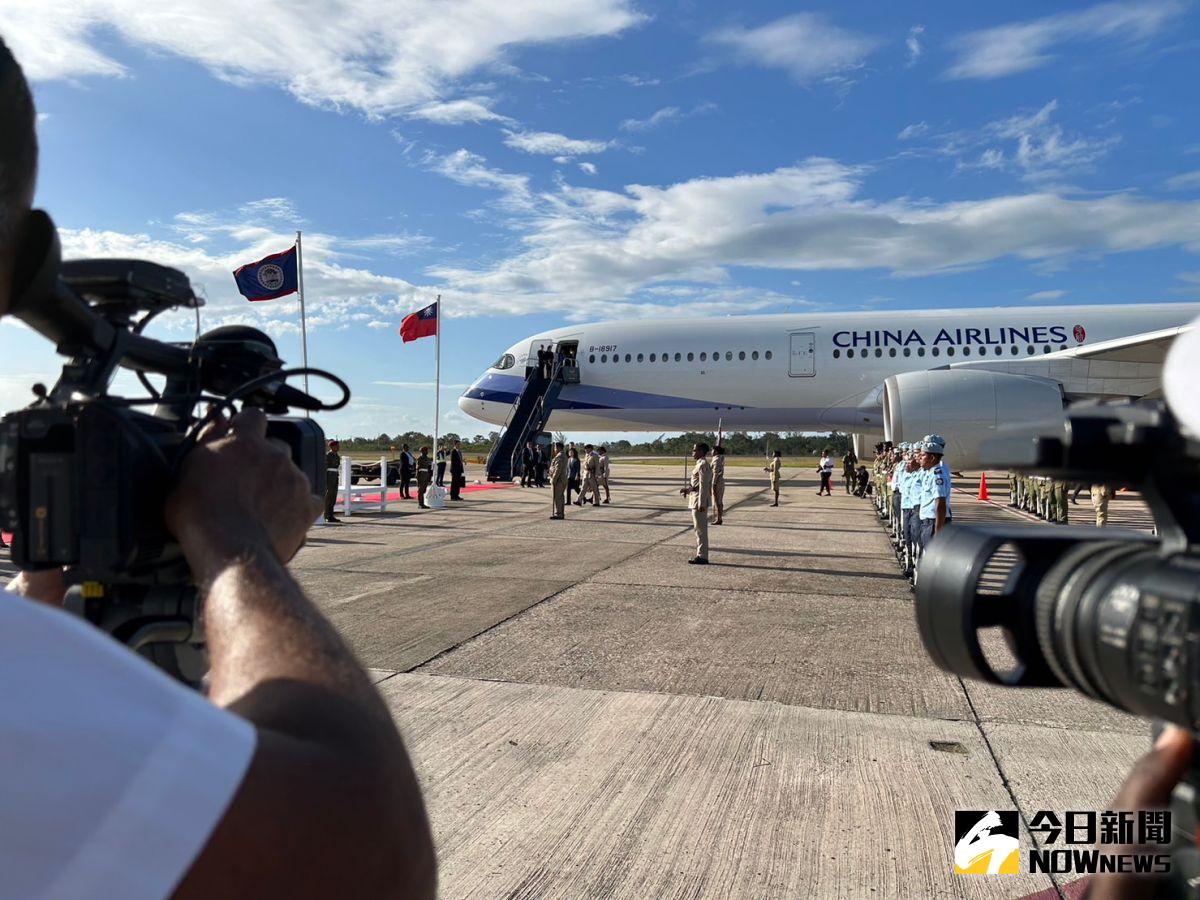 ▲蔡英文抵達貝里斯，接受貝國軍禮歡迎。（圖／記者黃宣尹攝，2023.04.02）