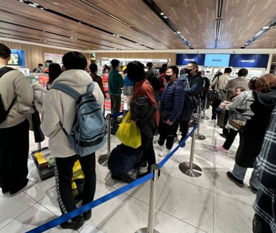▲日本機場爆出入境大混亂，人潮大塞車出關的速度，甚至有人晚上抵達機場，凌晨才出關！（圖/PTT）