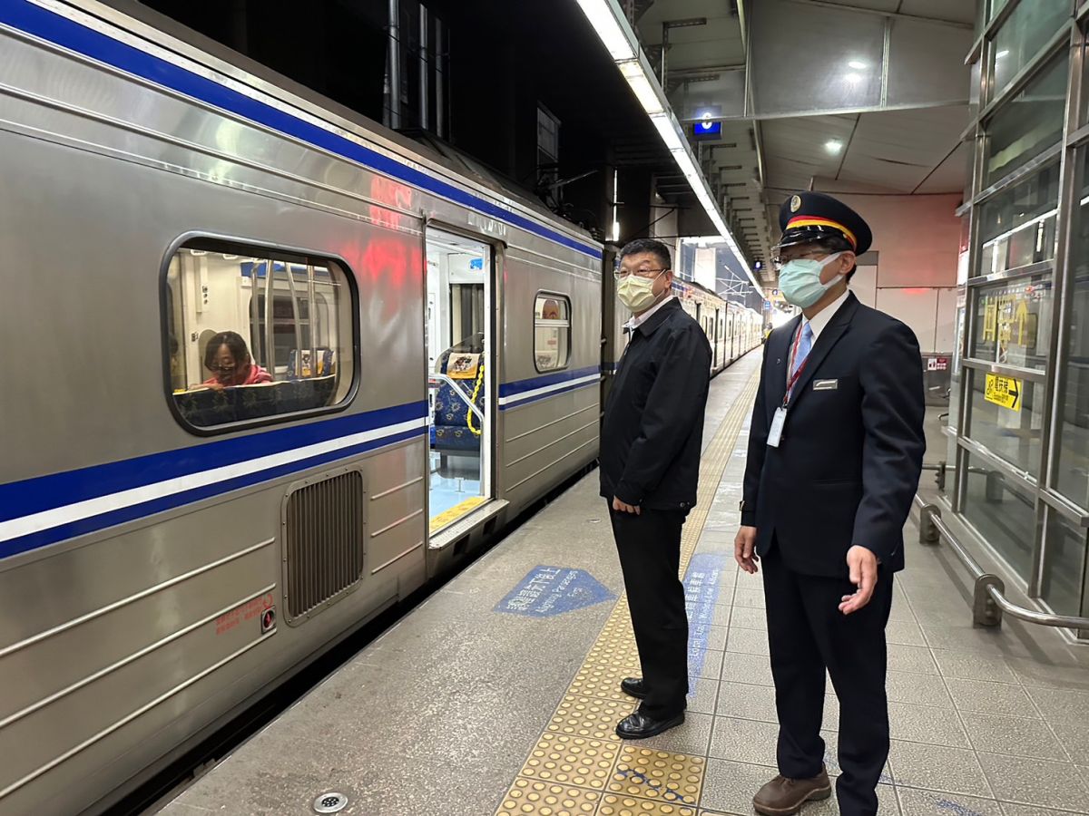 ▲交通部長王國材表示，對於公司化後充滿期待，但也有要求董事長與總經理未來要承擔更多責任，不會像現在很多都會在部長身上。台鐵局長杜微（左）。（圖／台鐵局提供）