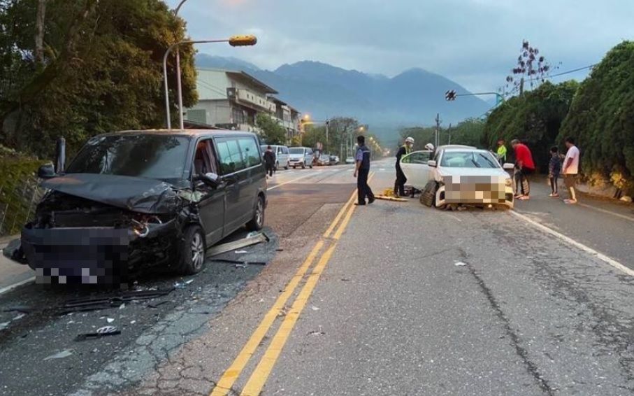 ▲今（3日）清晨，花蓮台9線發生一起死亡車禍，林姓男子無照駕駛汽車，不明原因駛入對向車道，對撞劉姓男子所駕駛的租賃廂型客車，釀1死8傷。（圖／翻攝畫面）  