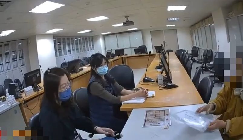 ▲邱姓老翁因房屋官司問題，到新北市府工務局協商時，從包包拿出菜刀、剪刀。（圖／翻攝畫面）