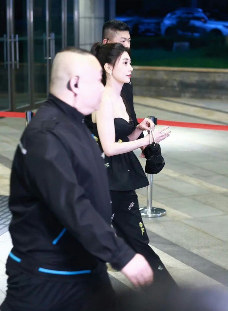 ▲賈靜雯綁著高馬尾，身穿一身黑色平口上衣及同款長褲，臉上則化有精緻妝容，整體狀態相當完美。（圖／翻攝自微博）