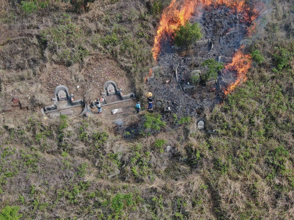 ▲首頁 / 社會中市掃墓引發雜草火警 消防空拍機蒐證逮2人2023/4/3 17:23（4/3 17:31 更新）台中市沙鹿區第二公墓3日發生火警，消防人員以空拍機鎖定一對王姓堂兄弟，涉嫌燃燒金紙不慎引發周邊雜草燃燒起火，警方隨即將人帶回訊問，現場則交由消防人員撲滅火勢。（民眾提供）中央社記者趙麗妍傳真 112年4月3日