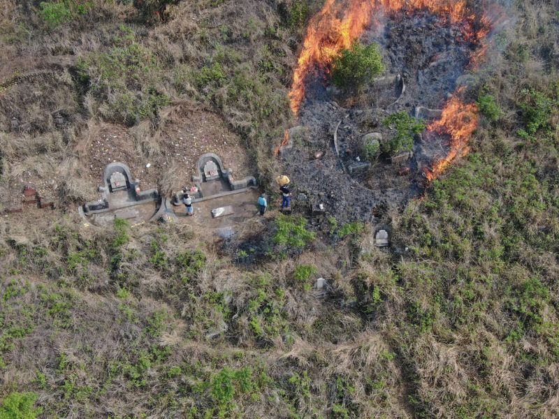 ▲首頁 / 社會中市掃墓引發雜草火警 消防空拍機蒐證逮2人2023/4/3 17:23（4/3 17:31 更新）台中市沙鹿區第二公墓3日發生火警，消防人員以空拍機鎖定一對王姓堂兄弟，涉嫌燃燒金紙不慎引發周邊雜草燃燒起火，警方隨即將人帶回訊問，現場則交由消防人員撲滅火勢。（民眾提供）中央社記者趙麗妍傳真 112年4月3日