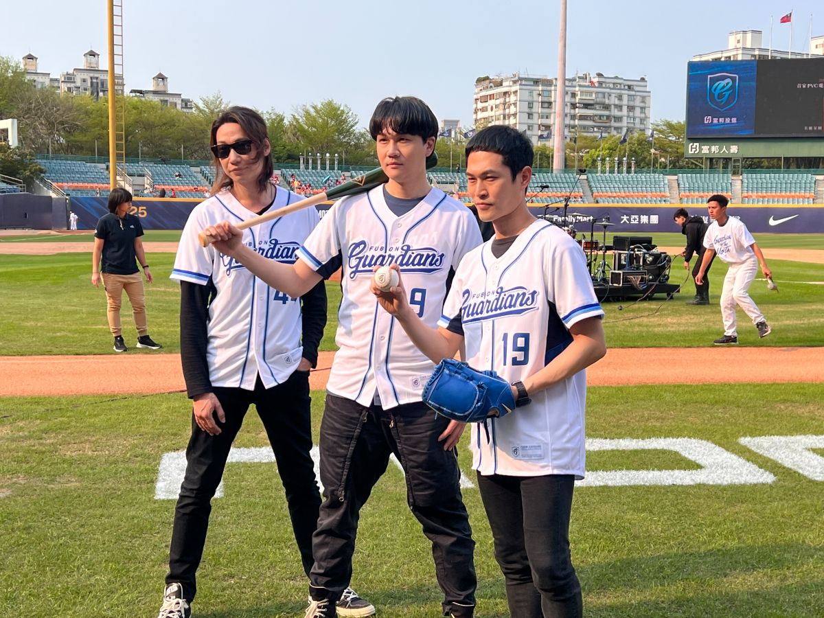 ▲樂團宇宙人今天為富邦悍將主場開幕戰獻唱（圖／記者簡名杉攝）