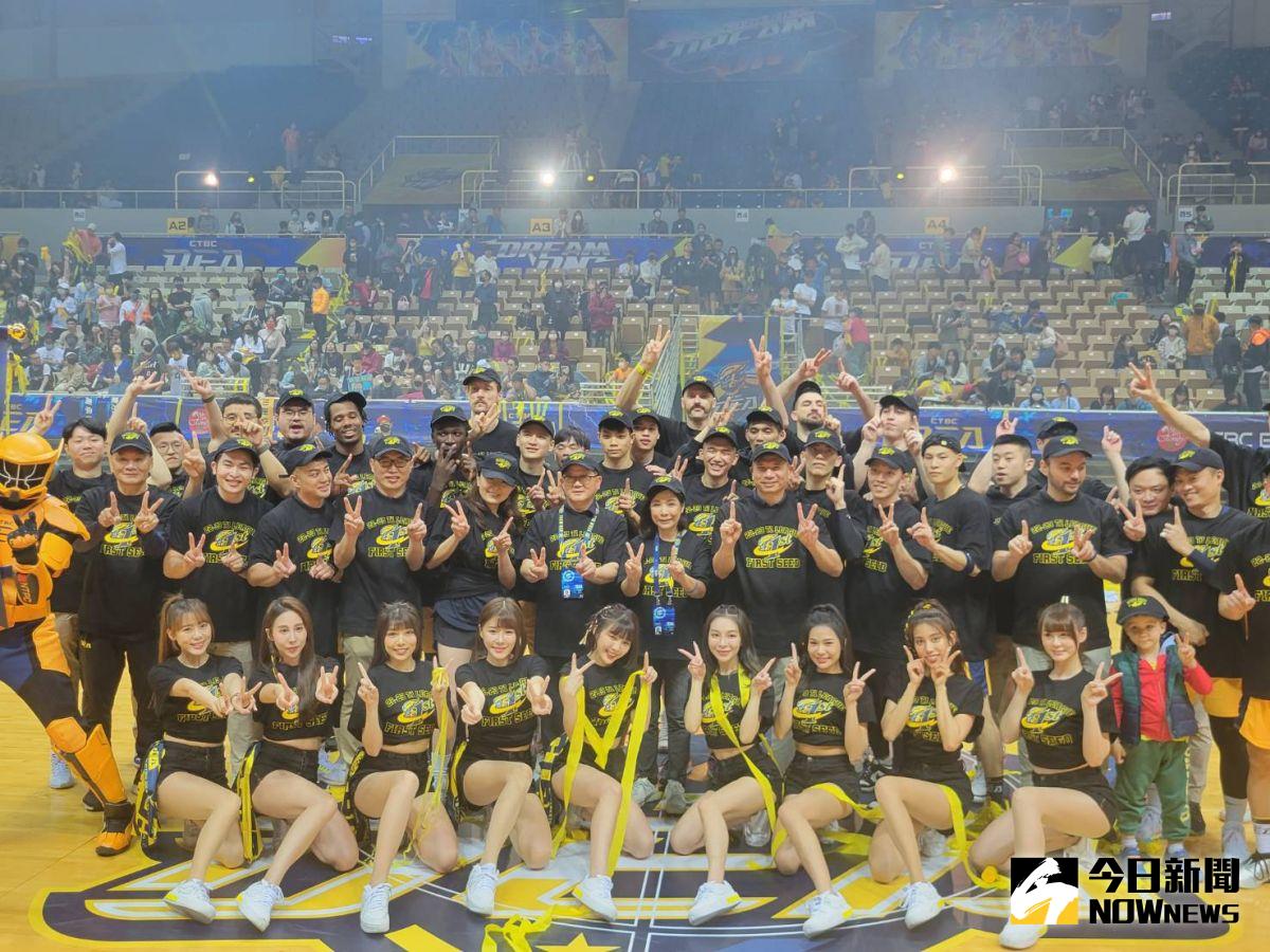 ▲中信特攻例行賽封王，確定以第一種子進入季後賽。（圖／黃建霖攝）