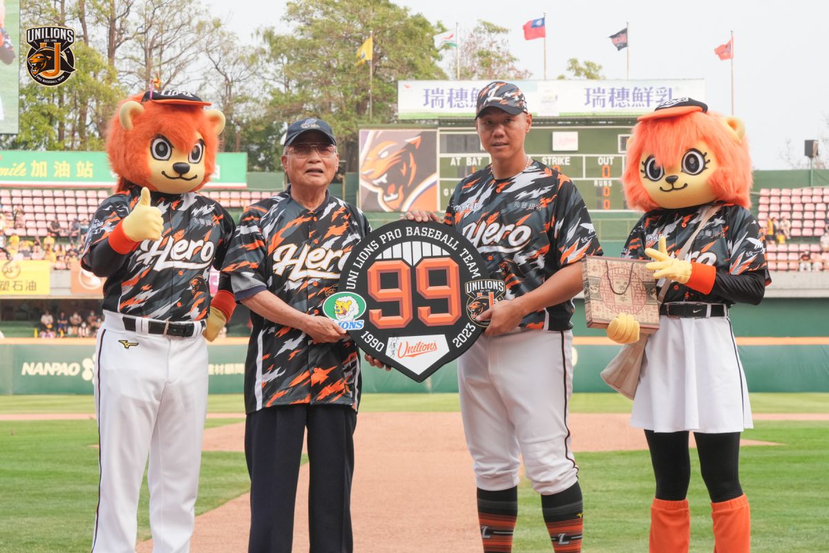 ▲統一獅首任領隊郭俊男與林益全合影。（圖／獅隊提供）