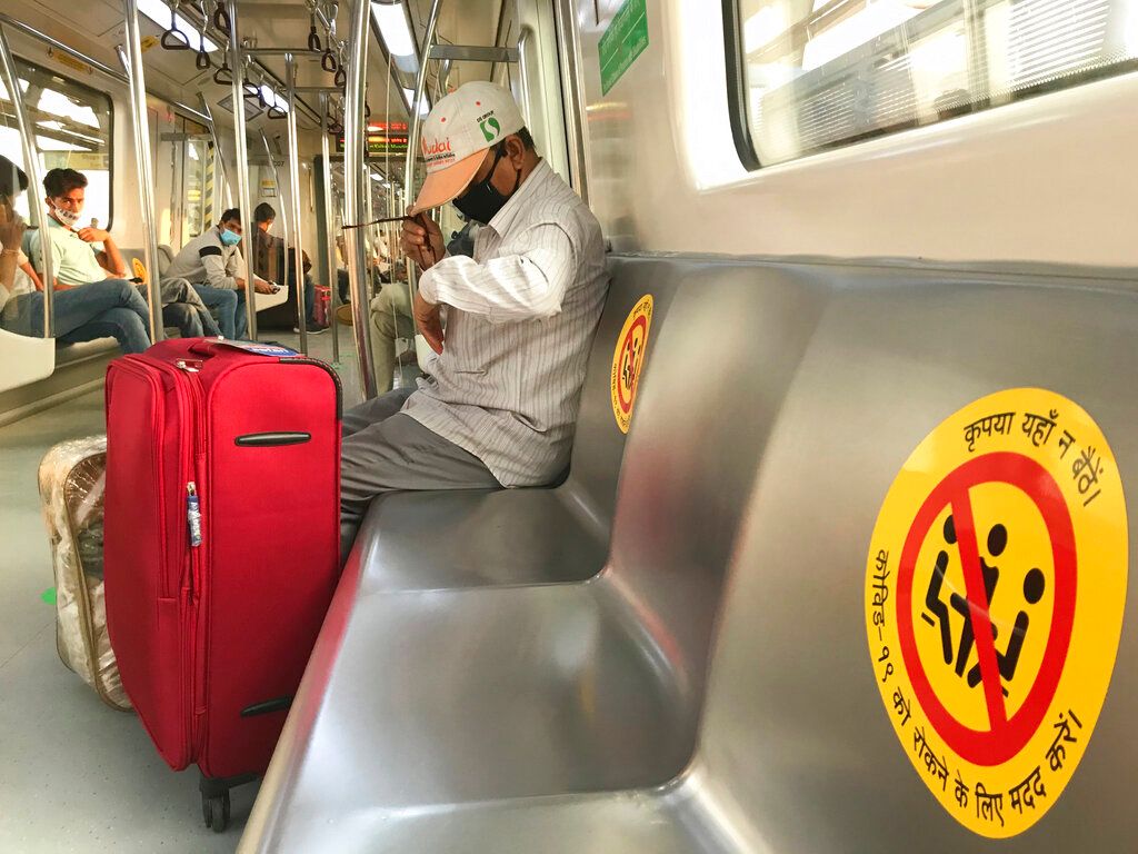 ▲印度社群網站最近出現一名年輕女子穿著清涼「泰山裝」搭乘德里捷運的照片和影片，引起熱議。（圖／美聯社／達志影像）