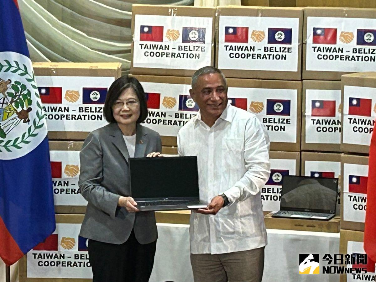 ▲蔡英文赴貝里斯外交部，與布里仙紐一同見證我國捐贈5000台筆電予貝里斯。（圖／記者黃宣尹攝，2023.04.03）