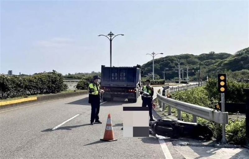 ▲新北市石門昨天上午驚傳死亡車禍。（圖／翻攝畫面）