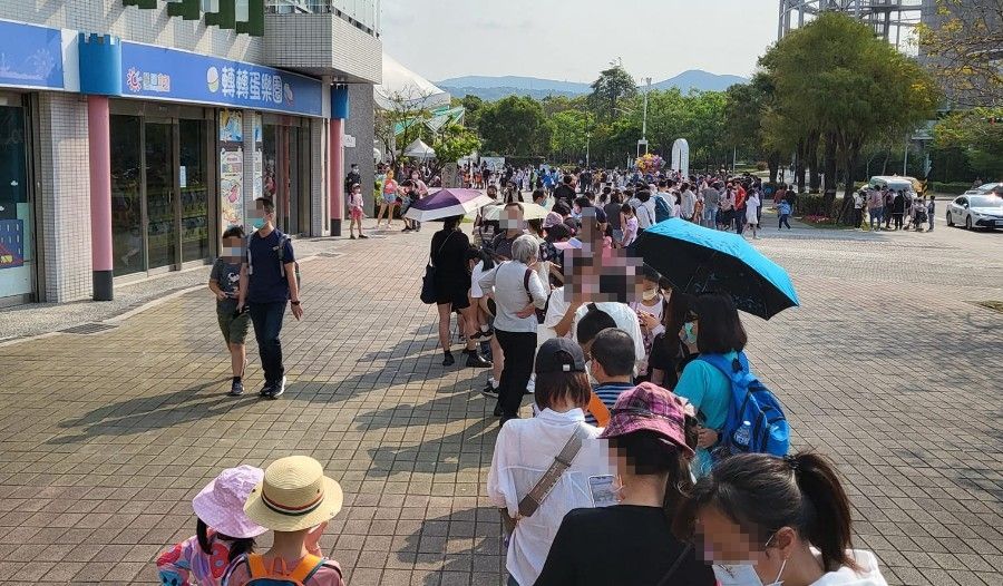 ▲今天兒童節，稍早有家長拍下兒童新樂園開園前的進場隊伍，讓許多家長忍不住驚呼「好險沒去」。（圖／翻攝爆廢公社）