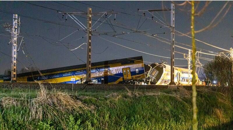 ▲荷蘭4日凌晨發生一起列車翻覆脫軌意外，造成30人受傷。（圖／翻攝自推特）