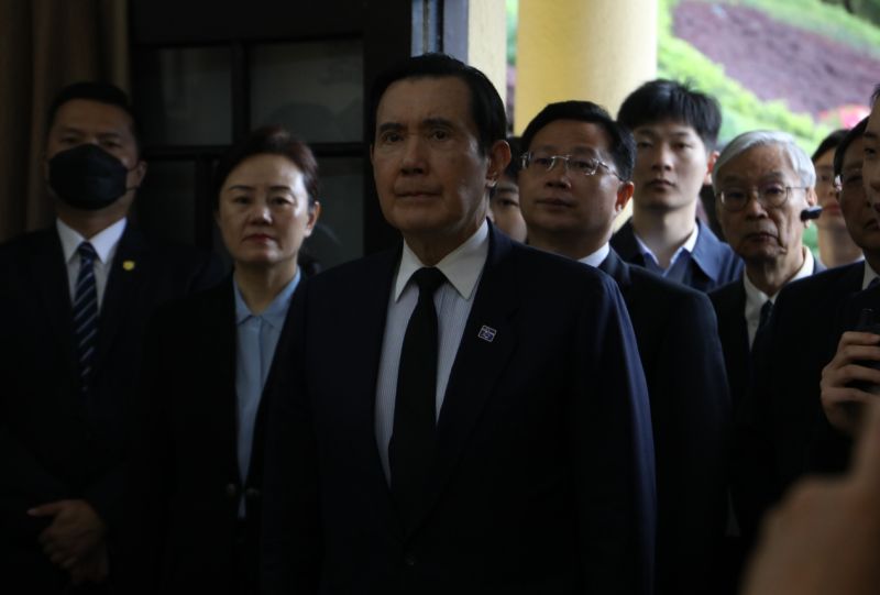 ▲馬英九到抗戰英烈張自忠將軍烈士陵園致哀。(圖/馬辦提供)