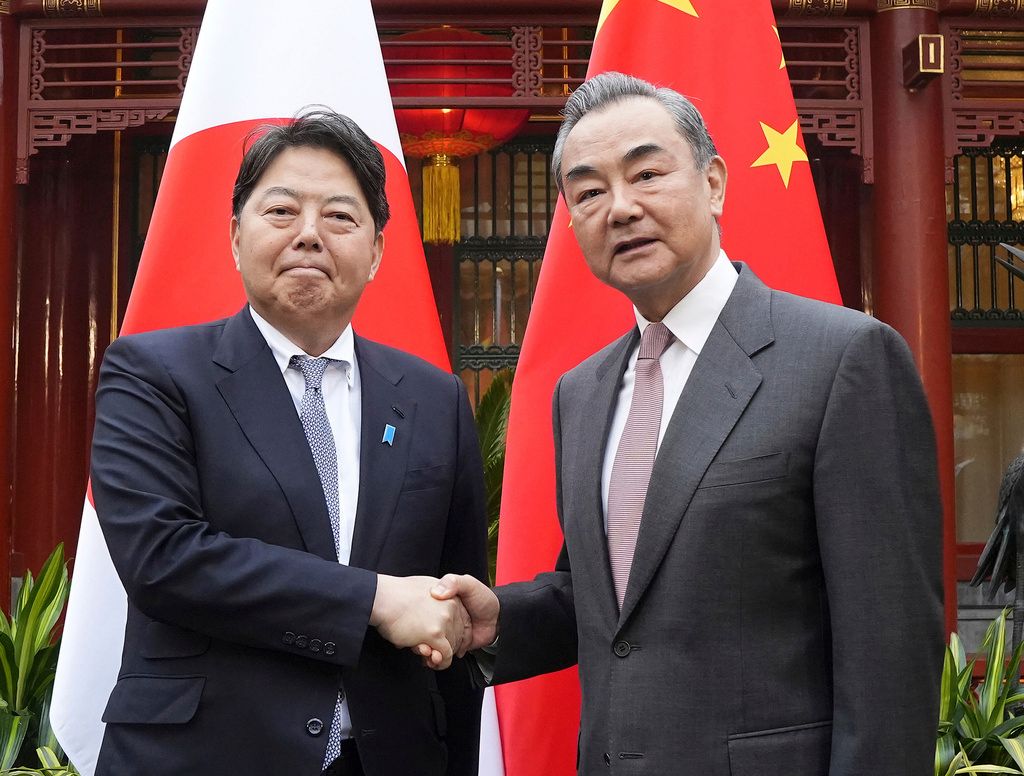 ▲日本外務大臣林芳正4月1日起訪問中國2天，一天內會見3位中國高層。圖為林芳正（左）與中國外長王毅（右）。（圖／美聯社／達志影像）