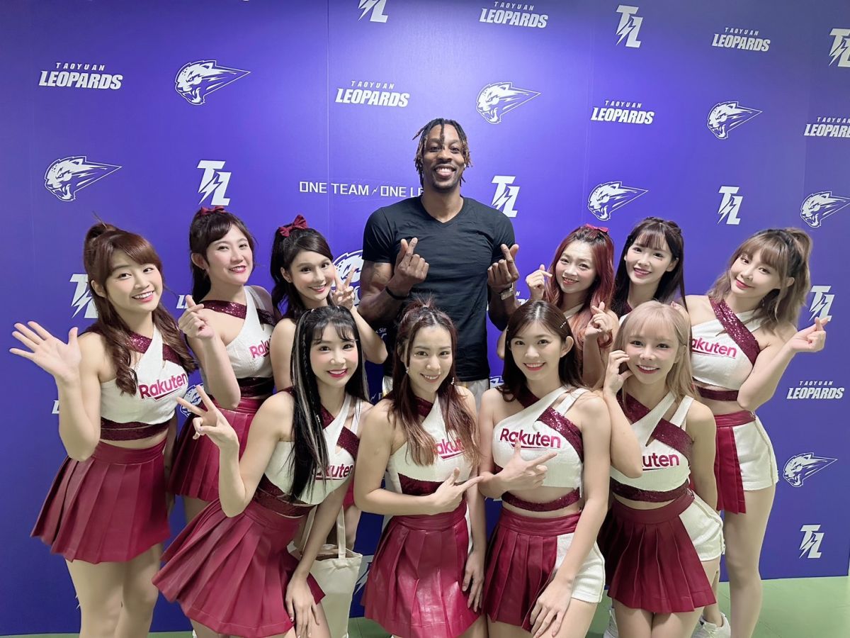 ▲ 樂天女孩熱舞與雲豹魔獸合照  ！直呼魔獸好親切。（樂天提供）