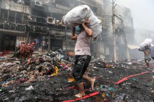 ▲孟加拉首都達卡（Dhaka）一處知名成衣批發市場4日發生大火，由於當地是布料產品、服飾批發聚集地，現場易燃物過多，火勢蔓延迅速，濃濃黑煙冒出就算在遠處也可清楚見得到，所幸目前除了財物損失外並無人員傷亡。（圖／美聯社／達志影像）