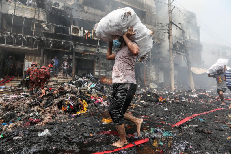 ▲孟加拉警方今天與數以萬計製衣工人發生衝突，這些為大型西方品牌製作成衣的工人要求獲得合理工資。圖為孟加拉先前發生大火的成衣工廠。（圖／美聯社／達志影像）