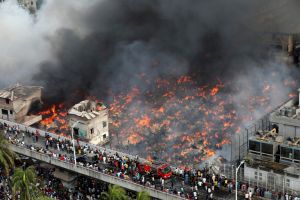 孟加拉成衣市場大火！店家無力救回財產　布料助長惡火
