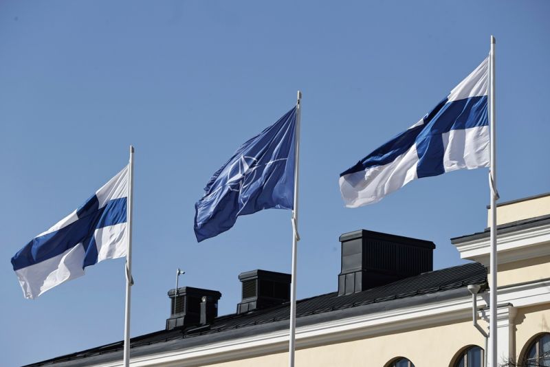 ▲芬蘭正式在4月4日加入北約組織，雙方旗幟在芬蘭赫爾辛基外交部的院子裡飄揚。（圖／美聯社／達志影像）