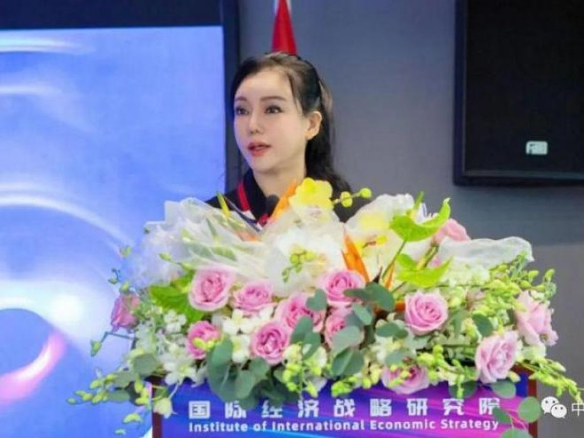 ▲在香港發展的前三級片艷星彭丹，日前以中國「國際經濟戰略研究院」院長身分出席博鰲論壇並發表講話，更在受訪時聲稱自己曾對中國與宏都拉斯建交「貢獻力量」，至今引起不少議論。（圖／翻攝自微博）