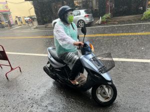 ▲就算下雨王美惠同樣套上雨衣騎車跑行程，她認為自己過去當議員助理時就是騎車代步，選上立委也不必特別去做改變。（圖／翻攝自王美惠臉書）