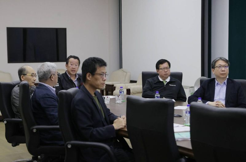 ▲顧立雄、鄭文燦、黃重諺等人在台北與蔡英文連線開會。(圖/總統府提供)