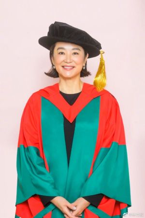 ▲林青霞獲香港大學頒授名譽社會科學博士學位。（圖／翻攝自林青霞微博）