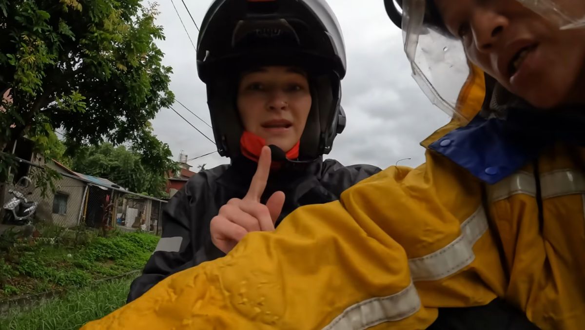 ▲國外知名的摩托車旅行家羅西(Rosie Gabrielle)飛來台灣進行重機環島，沒想到遭路人攔車拔鑰匙。（圖／YouTube頻道Rosie Gabrielle）