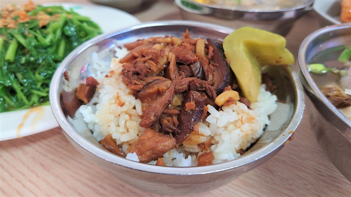 ▲繼蛋價一路飆漲，豬價也狂飆近百元大關，金峰滷肉飯4/20起漲價，獲必比登推介的小王煮瓜則已經貴了5元。（圖／雲把拔）