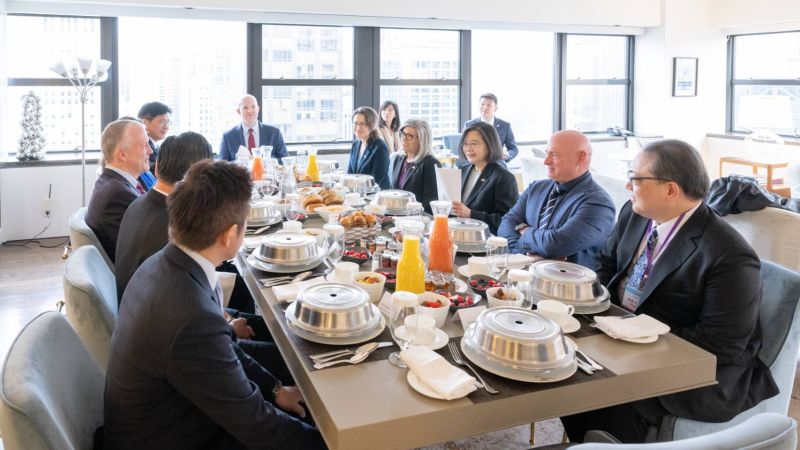 ▲蔡英文此次訪美,在紐約與蘇利文(Dan Sullivan)、恩斯特(Joni Ernst)、凱利(Mark Kelly)三位跨黨派聯邦參議員早餐會。(圖/總統府提供)