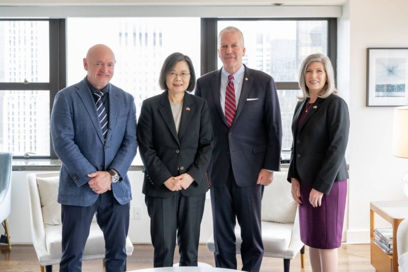 ▲蔡英文在紐約與蘇利文(Dan Sullivan)、恩斯特(Joni Ernst)、凱利(Mark Kelly)三位跨黨派聯邦參議員早餐會。(圖/總統府提供)