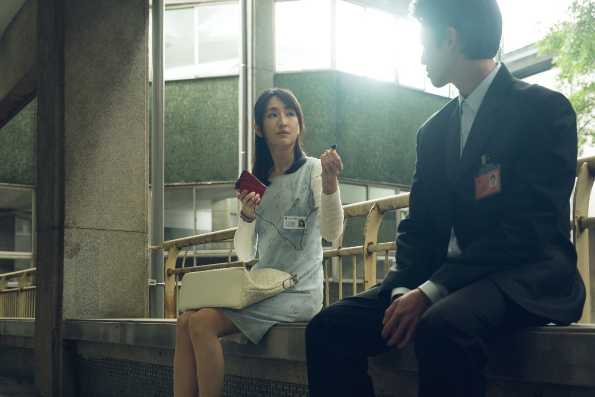 ▲柯佳嬿（左）在《模仿犯》中拿起耳機橋段讓觀眾聯想《想見你》的經典橋段。（圖／Netflix提供）