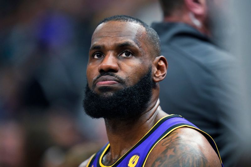 ▲「老詹」LeBron James全場僅攻下8分，終結了他長達1297場「連續得分上雙」的史詩級紀錄，賽後他仍不後悔最後一攻的選擇：「我整個職業生涯都是這麼做的，對此我從未有過哪怕一秒的猶豫。」（圖／美聯社／達志影像）
