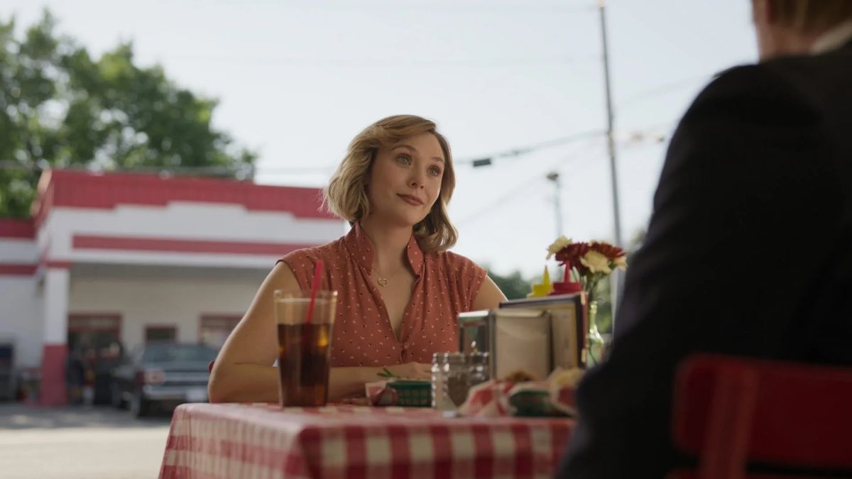 ▲「緋紅女巫」伊莉莎白歐森在《小鎮主婦的愛與死》，飾演為愛痛下殺手的情婦。（圖／CATCHPLAY＋提供）