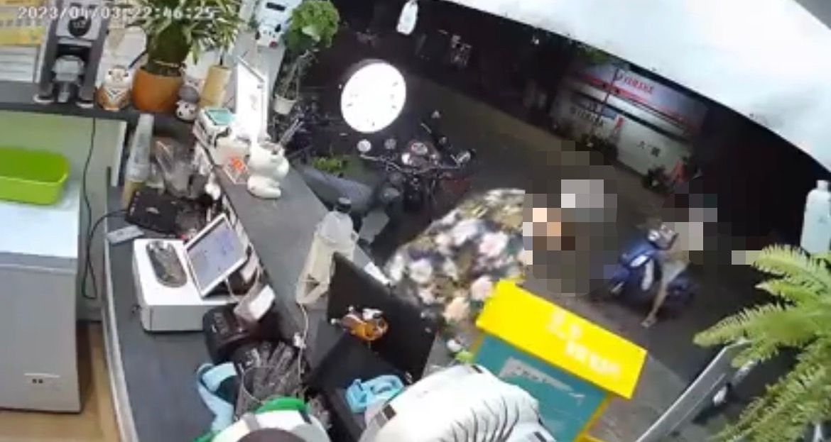 ▲男子疑似趁無人注意時撿走100元鈔票，全案將依侵占遺失物罪函送高雄地檢署偵辦。(圖／記者郭凱杰翻攝)